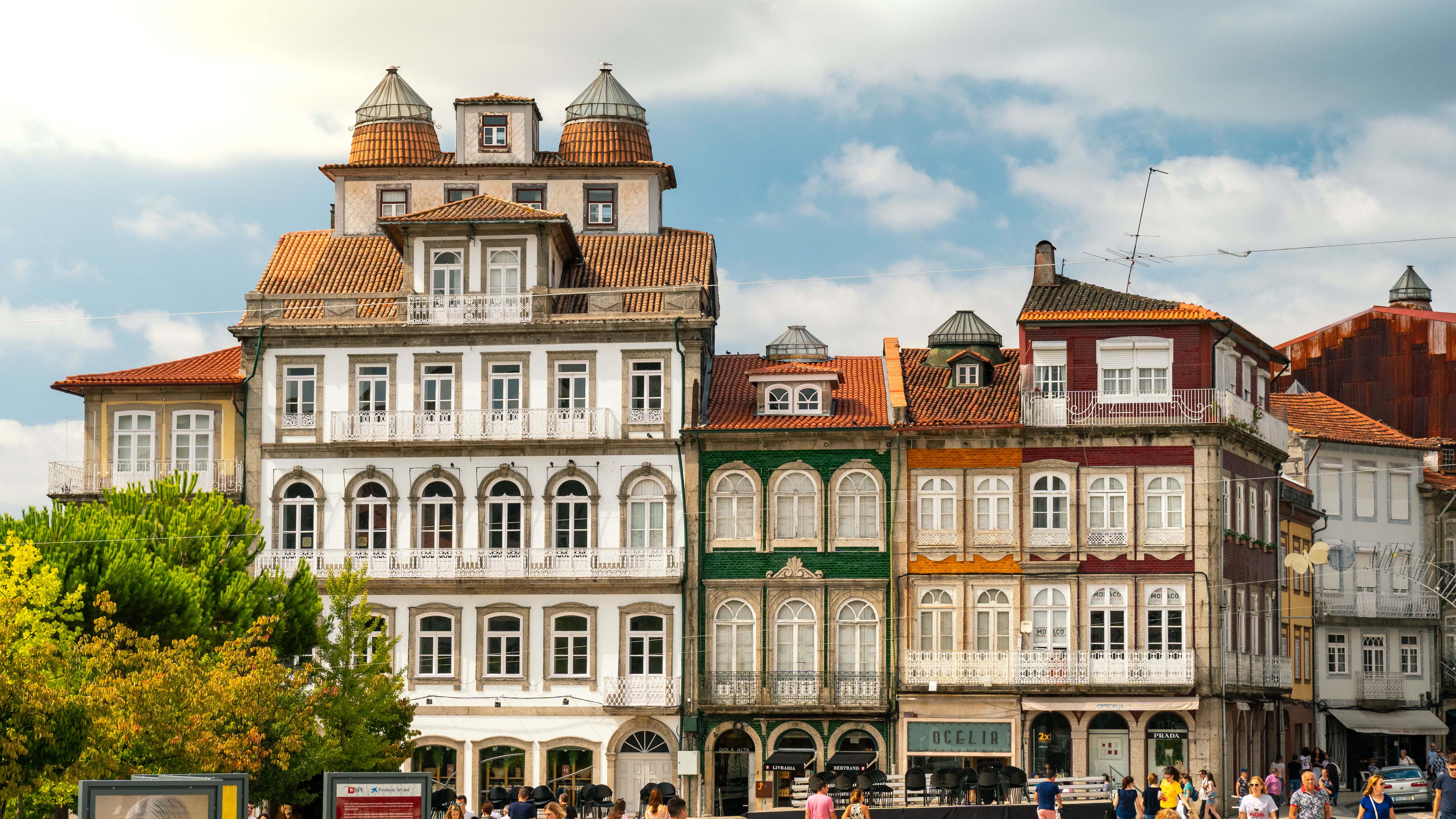 Praça histórica com edifícios coloridos
